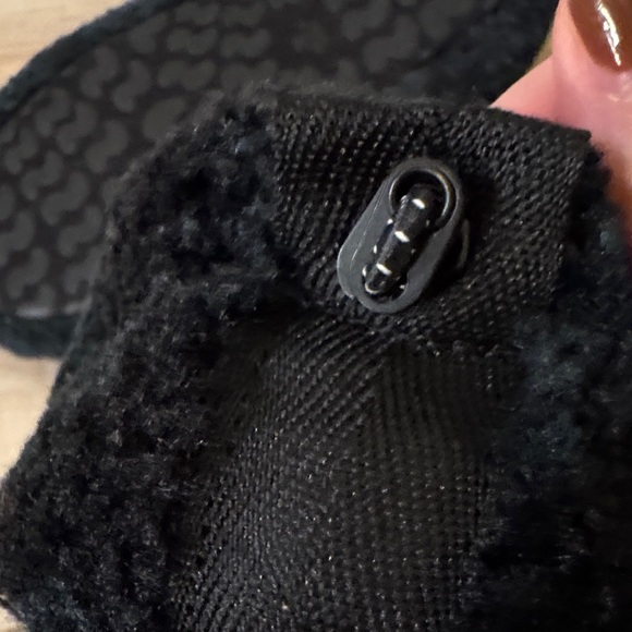 Cozy SKIMS Fuzzy Slippers - Picture 3 of 4